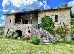 1442 -  RAVISSANTE MAISON EN PIERRES TYPIQUE AVEC SA DEPENDANCE, PUITS, SERRES ET BEAU TERRAIN ARBORE AVEC VUE, AUX ENVIRONS DE FIGEAC (LOT)