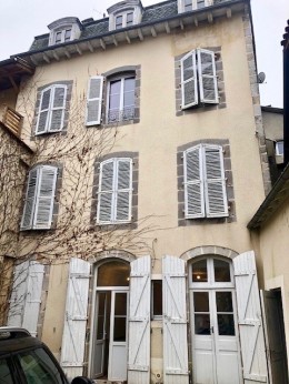 1420 - ELEGANT IMMEUBLE DE RAPPORT XIXe AUX ENVIRONS DE FIGEAC, SECTEUR CANTAL