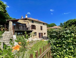 1440 -  BEL ENSEMBLE QUERCYNOIS  COMPRENANT DEUX GITES, MAISON PRINCIPALE, PISCINE, GRANDE GRANGE, GARAGES, SUR 12 HECTARES DE TERRAIN, AU CALME, AUX ENVIRONS DE FIGEAC (LOT)