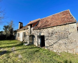 1417 - MAISON EN PIERRES ET SA GRANGETTE DANS VILLAGE RAVISSANT DU LOT, PROCHE FIGEAC 