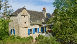 1626 - RAVISSANTE MAISON EN PIERRES AVEC PIGEONNIER TYPIQUE QUERCY, PISCINE, 5 CHAMBRES, À QUELQUES KILOMETRES DE FIGEAC (LOT) 1626 - RAVISSANTE MAISON EN PIERRES AVEC PIGEONNIER TYPIQUE QUERCY, PISCINE, 5 CHAMBRES, À QUELQUES KILOMETRES DE FIGEAC (LOT)