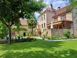 1560 - PROPRIETE DE CARACTÈRE FORMANT UN  ENSEMBLE HARMONIEUX DE DEUX MAISONS , UNE JOLIE DÉPENDANCE ET UN JARDIN ARBORÉ, DANS UN VILLAGE TYPIQUE ET CHARMANT, PROCHE DE FIGEAC (LOT)