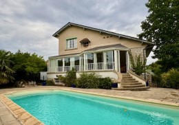 1566 - BELLE VILLA,  ANNEES 1930, AVEC PISCINE, JARDIN, GARAGE, CENTRE VILLE DE FIGEAC  (LOT) SUR 932 m2 DE TERRAIN 