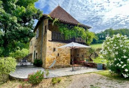 1467 - BELLE PROPRIETE DE CARACTERE, EN PIERRES, SUPERBEMENT RESTAURÉE, AVEC GRANGE, FOUR A PAIN, PUITS, SUR 6000 M2 DE TERRAIN ,  TRES PROCHE DE FIGEAC (LOT) VUE DOMINANTE