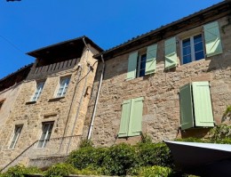 1556 - BEL IMMEUBLE DE RAPPORT EN PIERRES,  EN PARTIE RESTAURÉ,  DANS LE CENTRE HISTORIQUE DE FIGEAC (LOT)