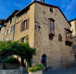 1568 -TRES BELLE MAISON DE CARACTÈRE, BEAUCOUP DE CHARME, ET VOLUMES AGREABLES,  AU COEUR DU CENTRE HISTORIQUE DE FIGEAC (LOT)