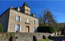1540 -DOMAINE DE CARACTERE AVEC MAISON DE MAITRE EN PIERRE, SUPERBE PARC ARBORÉ, DEPENDANCES, GRANGE, PIGEONNIER, BELLE VUE DOMINANTE, SUR PLUS DE DEUX HECTARES, TRES PROCHE DE FIGEAC, SUD EST.