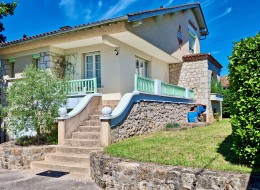 1566 - BELLE VILLA,  ANNEES 1930, AVEC PISCINE, JARDIN, GARAGE, CENTRE VILLE DE FIGEAC  (LOT) SUR 932 m2 DE TERRAIN 