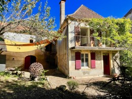 1402 - RAVISSANTE MAISON ANCIENNE DE VILLAGE AVEC DEPENDANCE ET JARDIN, AUX ENVIRONS DE FIGEAC (LOT)