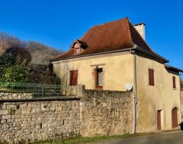 1476 - JOLIE MAISON  DE VILLAGE STYLE QUERCYNOISE, AVEC JARDIN ET GARAGE,  PRES DE FIGEAC (LOT)