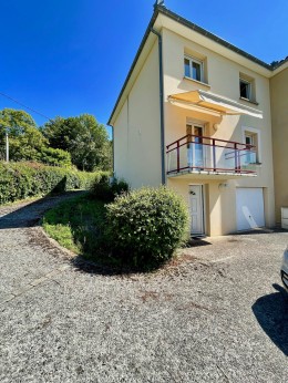 1447 - MAISON AVEC JARDIN ET GARAGE A FIGEAC , DANS UN ENSEMBLE IMMOBILIER RECENT, AVEC SUPERBE VUE DOMINANTE, PROCHE TOUS COMMERCES (LOT), BON INVESTISSEMENT LOCATIF