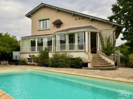 1566 - BELLE VILLA,  ANNEES 1930, ENTIEREMENT RENOVEE,  AVEC PISCINE, JARDIN, GARAGE, CENTRE VILLE DE FIGEAC  (LOT) SUR 932 m2 DE TERRAIN 