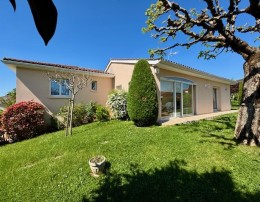 1526 - VILLA CONTEMPORAINE PLAIN PIED TRES LUMINEUSE , AVEC BEAU JARDIN ARBORÉ, GARAGE, CENTRE DE FIGEAC (LOT)