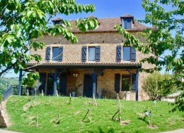 1446 - GRANDE PROPRIETE  POUR GITES ET CHAMBRES D'HOTES , AVEC PISCINE, GRANGE, DEPENDANCE, SUR  1 HA ET DEMI DE TERRAIN ENV, AU CALME, SECTEUR AVEYRON