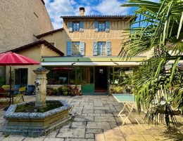 1551 -  PROPRIETE DE CARACTERE AVEC MAISON A COLOMBAGES RÉNOVÉE,  ASCENSEUR, PATIO JARDIN ET GRANGE, AU COEUR DU CENTRE HISTORIQUE  DE FIGEAC (LOT)