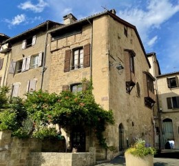 1568 -TRES BELLE MAISON DE CARACTÈRE, BEAUCOUP DE CHARME, ET VOLUMES AGREABLES,  AU COEUR DU CENTRE HISTORIQUE DE FIGEAC (LOT)