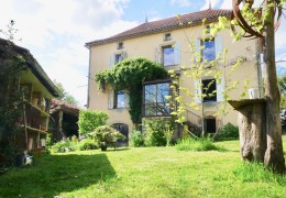 1414 -  ANCIEN  CORPS DE FERME DE CARACTERE AVEC MAISON DE MAITRE, GRANGES, SOURCE , AUX ENVIRONS DE FIGEAC (LOT) SUR 4095 m2