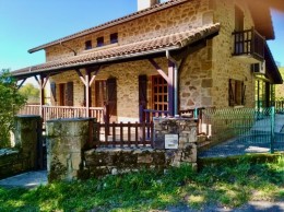 1577 -  JOLIE MAISON EN PIERRES, AU CALME, AVEC DEUX GARAGES ET DEPENDANCE, UN PUITS, EN PLEINE NATURE, SANS VOISINS PROCHES, A MOINS DE DIX MINUTES DE FIGEAC (LOT) SUD