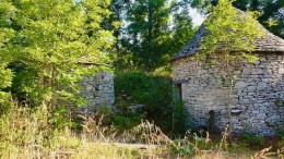 1553 - TROIS  ANCIENNES CASELLES A RESTAURER, AVEC DEPENDANCES, GRANGETTES, DANS UN BEAU SECTEUR PROCHE DE LA VALLÉE DU LOT, AUX ENVIRONS DE FIGEAC (LOT)