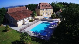 1621 - MAGNIFIQUE DOMAINE AVEC DEPENDANCES, GITES,  SUPERBE  PARC ET GRANDE PISCINE SUR PLUS DE 3 HA PROCHE DE FIGEAC