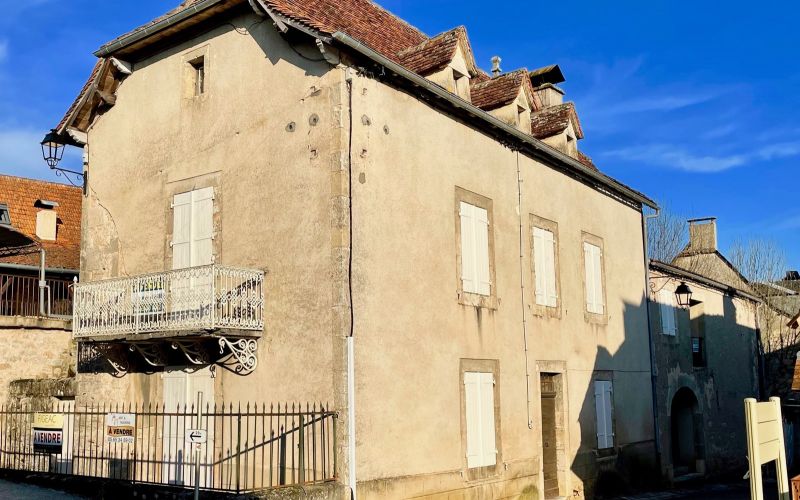 1411 - ENSEMBLE IMMOBILIER DE CARACTERE COMPOSE D'UNE MAISON DE MAITRE ET SA DEPENDANCE, AU COEUR D'UN VILLAGE DE CHARME, A L'OUEST DE FIGEAC (LOT)