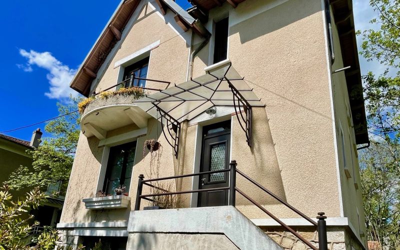 1428 - BELLE VILLA " ART DECO" , RENOVATION SUPERBE ET RECENTE, AVEC JARDIN , SUR 300 M2 À FIGEAC (LOT)