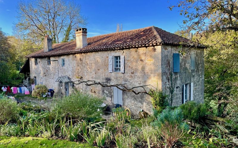 1348 - ANCIEN CORPS DE FERME DE CHARME, EN PIERRES, PROCHE DE FIGEAC (LOT) SUR 3205 m2