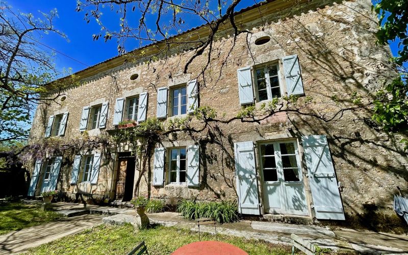 1435 -  MERVEILLEUSE MAISON DE MAITRE  XVIIIe AVEC SA GRANDE PISCINE EN PIERRES SUR PLUS DE 3 HA AUX ENVIRONS DE FIGEAC (LOT)