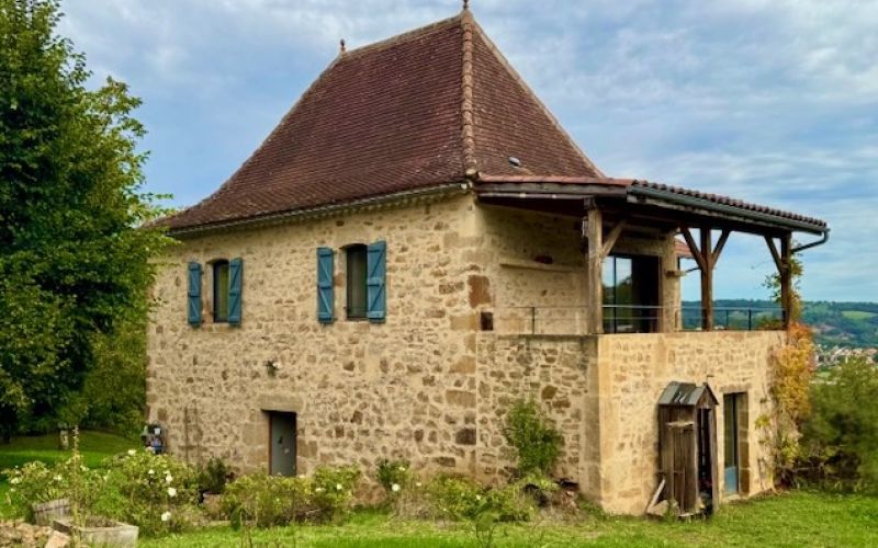 1571 - BELLE MAISON QUERCYNOISE ANCIENNE RESTAURÉE, AVEC VUE PANORAMIQUE, ET SES DÉPENDANCES , PARC DE DEUX HECTARES, SUR LES HAUTEURS DE FIGEAC (LOT)