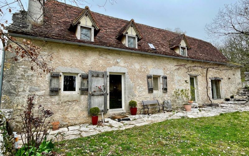 1367 - RAVISSANTE LONGERE QUERCYNOISE , SUR LE CAUSSE, AUX ENVIRONS DE FIGEAC (LOT)