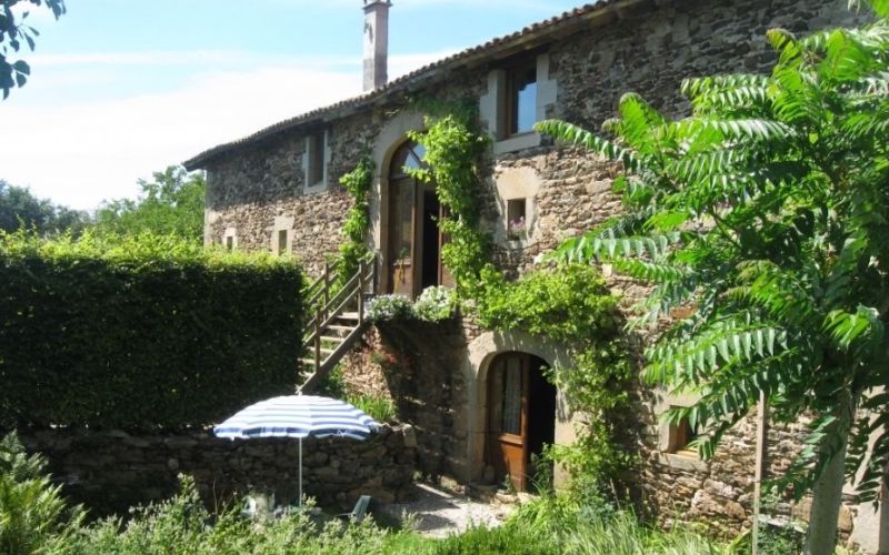 1520 - BELLE ET GRANDE PROPRIETE  EN PIERRE RENOVEE, GRAND VOLUME HABITABLE, SUR PLUS DE  5 HECTARES , PISCINE, AUX ENVIRONS DE FIGEAC (LOT)
