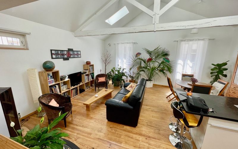 1448 - LUMINEUSE MAISON DE VILLE, STYLE LOFT, RENOVATION RECENTE, PLEIN CENTRE VILLE DE FIGEAC (LOT)