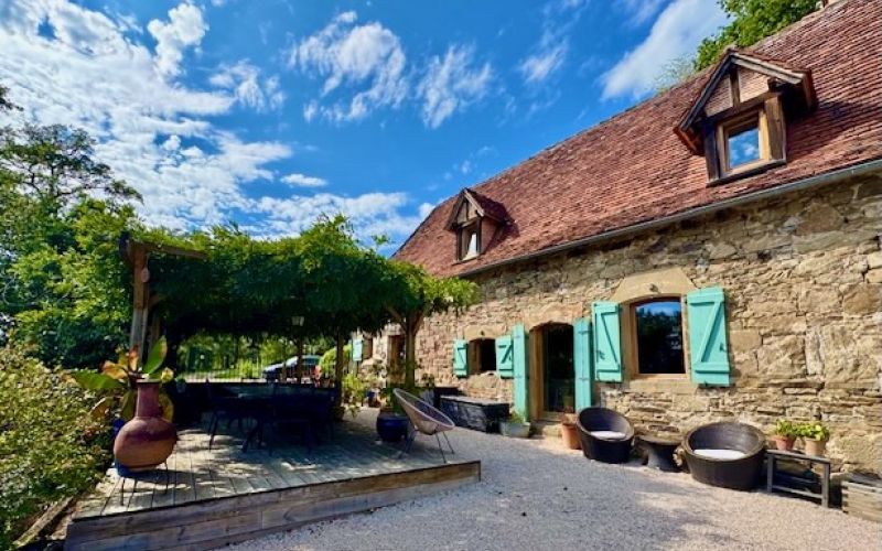 1570 - MAGNIFIQUE PROPRIÉTÉ QUERCYNOISE , AVEC SA LONGÈRE DE CHARME, SA PISCINE A DÉBORDEMENT , SES DEUX GITES , SUR ENV. DEUX HECTARES DE TERRAIN, EN PLEINE NATURE, AUX ENVIRONS DE FIGEAC (LOT)