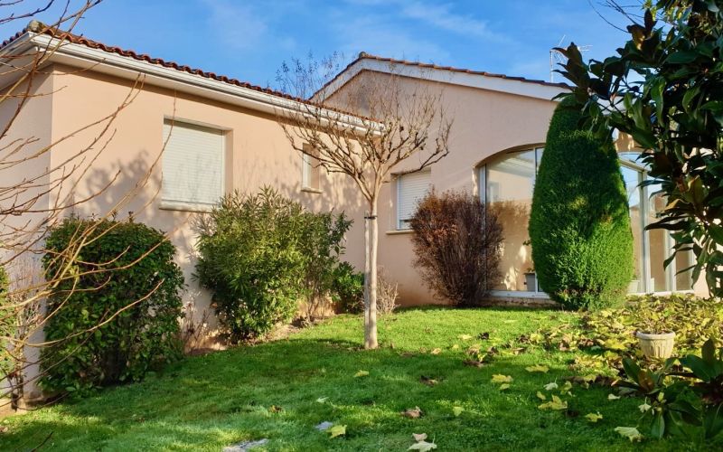 1526 - VILLA CONTEMPORAINE PLAIN PIED TRES LUMINEUSE , AVEC BEAU JARDIN ARBORÉ, CENTRE DE FIGEAC (LOT)