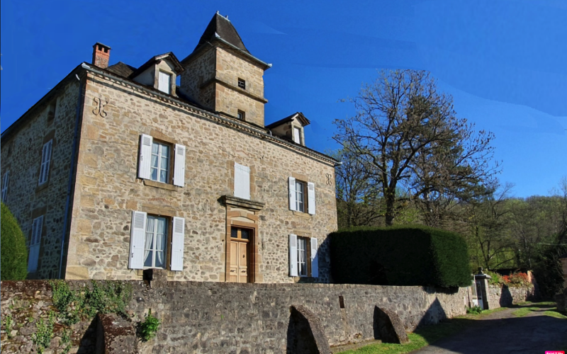 1540 -DOMAINE DE CARACTERE AVEC MAISON DE MAITRE EN PIERRE, SUPERBE PARC ARBORÉ, DEPENDANCES, GRANGE, PIGEONNIER, BELLE VUE DOMINANTE, SUR PLUS DE DEUX HECTARES, TRES PROCHE DE FIGEAC, SUD EST.