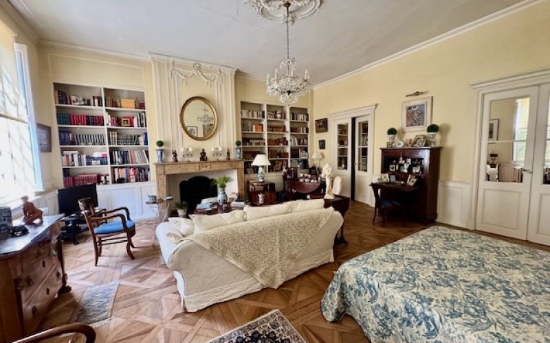 1542 - MAGNIFIQUE APPARTEMENT DE CARACTERE AVEC JARDIN , BEAUX ÉLEMENTS ARCHITECTURAUX, GRANDE ÉLÉGANCE , CENTRE HISTORIQUE DE FIGEAC (LOT)