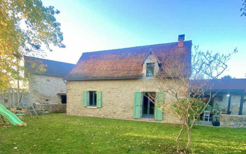 1517 - JOLIE  MAISON EN PIERRES RÉNOVATION MODERNE , LUMINEUSE ET SA GRANGE, SUR UN TERRAIN DE 1288 m2 AUX ENVIRONS DE FIGEAC ET CAPDENAC