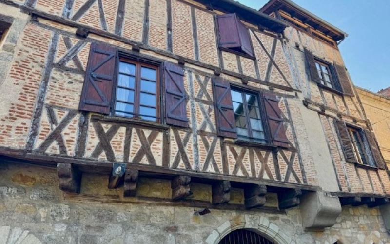 1561 - PROPRIETE DE CHARME,  A COLOMBAGES, BEAU PATRIMOINE TYPIQUE DE LA VILLE,  AVEC GITE, CENTRE HISTORIQUE DE FIGEAC (LOT)
