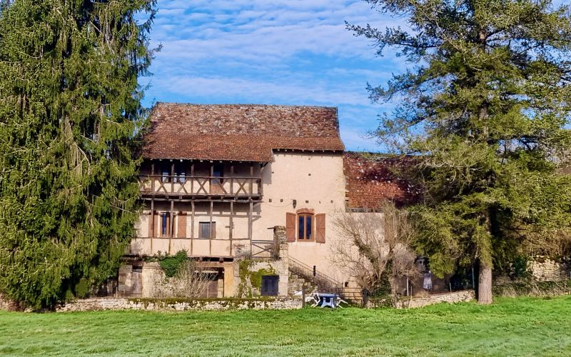 1535 - RAVISSANT ENSEMBLE QUERCYNOIS AVEC DOUBLE BALCON DE BOIS, GRANGES, PUITS, SUR 1 HA  19, TRES PROCHE DE FIGEAC (LOT)