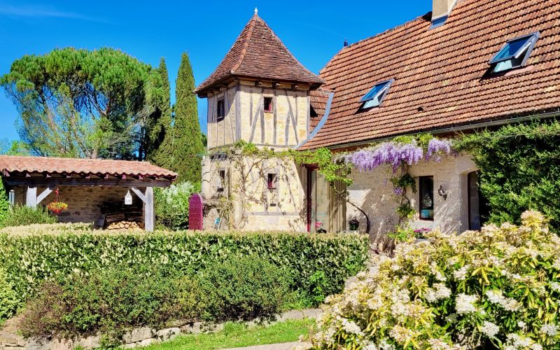 1538 - MAGNIFIQUE DOMAINE DE CARACTERE QUERCYNOIS, AVEC SA RAVISSANTE LONGERE ET SON PIGEONNIER, SA BELLE GRANGE, PISCINE, ET PARC ARBORÉ , SUR 7000 M2 ENV, AUX ENVIRONS DE FIGEAC (LOT)