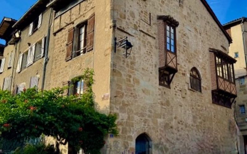 1568 -TRES BELLE MAISON DE CARACTÈRE, BEAUCOUP DE CHARME, ET VOLUMES AGREABLES,  AU COEUR DU CENTRE HISTORIQUE DE FIGEAC (LOT)