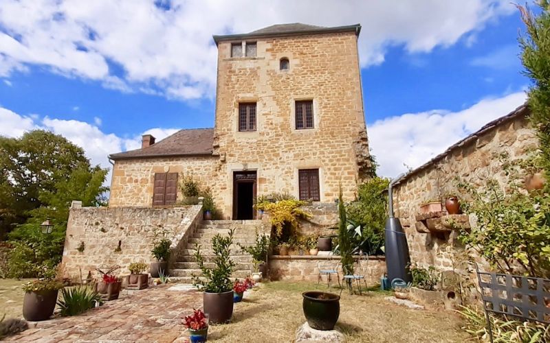1384 - BELLE TOUR DU MOYEN AGE AVEC JARDIN ET ANCIENNE DEPENDANCE, DANS VILLAGE DE CHARME PROCHE FIGEAC (LOT)