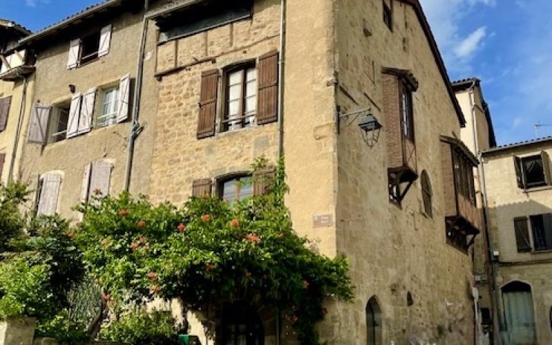 1568 -TRES BELLE MAISON DE CARACTÈRE, BEAUCOUP DE CHARME, ET VOLUMES AGREABLES,  AU COEUR DU CENTRE HISTORIQUE DE FIGEAC (LOT)