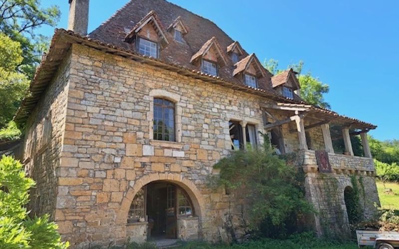 1564 - MAGNIFIQUE MANOIR AVEC SON ETANG ET SA MERVEILLEUSE CASCADE, FOUR A PAIN, DEUX GRANGES RAVISSANTES , SUR PRESQUE 3 HECTARES, AUX ENVIRONS DE FIGEAC (LOT)