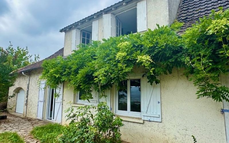 1554 - JOLIE MAISON DE VILLE AVEC GARAGE ET JARDIN ARBORÉ, DANS FIGEAC (LOT) PROCHE TOUTES COMMODITÉS