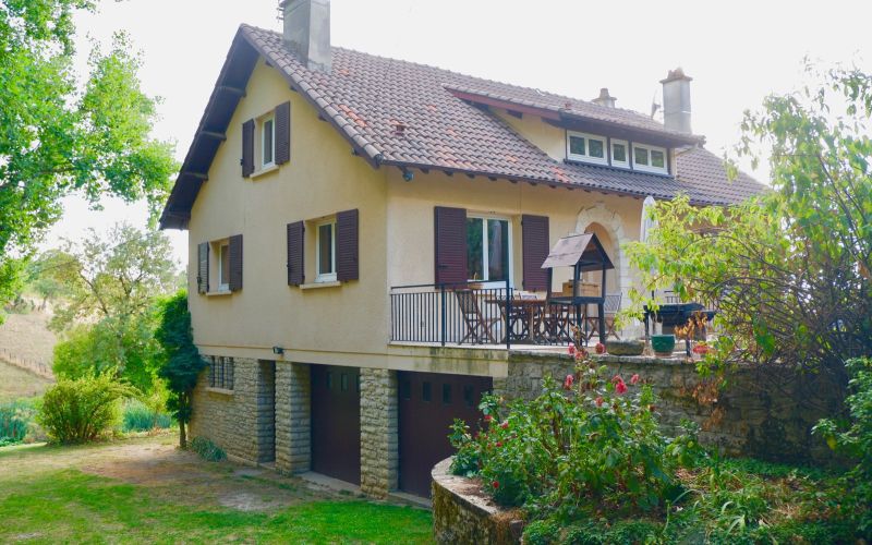 1400 - JOLIE ET GRANDE MAISON CONTEMPORAINE AVEC DEUX ETANGS, PISCINE ET DEPENDANCES SUR 5586 m2, AUX ENVIRONS DE FIGEAC