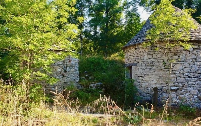 1553 - TROIS  ANCIENNES CASELLES A RESTAURER, AVEC DEPENDANCES, GRANGETTES, DANS UN BEAU SECTEUR PROCHE DE LA VALLÉE DU LOT, AUX ENVIRONS DE FIGEAC (LOT)