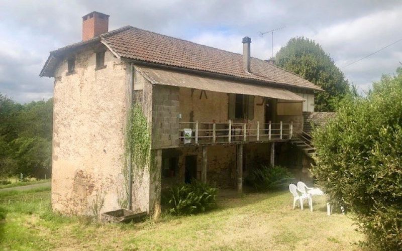 1445 - MAISON ANCIENNE A RENOVER  A 25 MN  DE FIGEAC AU NORD EST (LOT) AVEC TERRAINS, BOIS, HANGAR