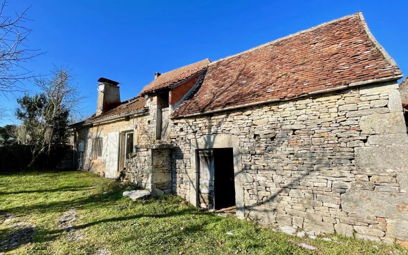 1417 - MAISON EN PIERRES ET SA GRANGETTE DANS VILLAGE RAVISSANT DU LOT, PROCHE FIGEAC