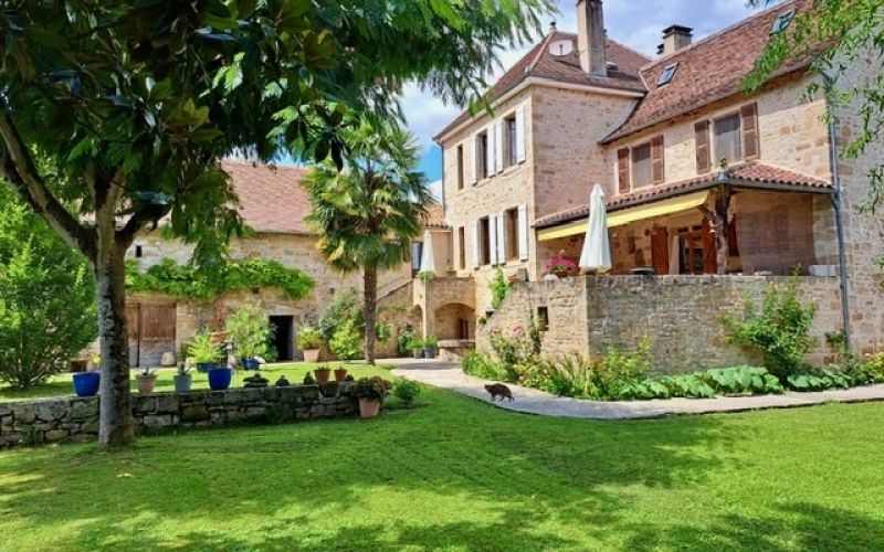 1560 - PROPRIETE DE CARACTÈRE FORMANT UN  ENSEMBLE HARMONIEUX DE DEUX MAISONS , UNE JOLIE DÉPENDANCE ET UN JARDIN ARBORÉ, DANS UN VILLAGE TYPIQUE ET CHARMANT, PROCHE DE FIGEAC (LOT)